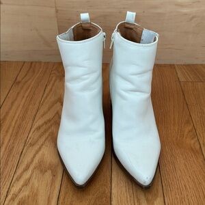 Indigo brand Elegant White Ankle Boots Bootie size 8.5